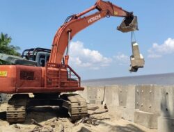 PT Timah Pasang Penahan Abrasi di Pantai Asmara Dewi Karimun