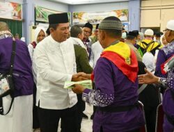 Gubernur Ansar Menyambut Hangat Kepulangan Jamaah Haji Kloter Pertama Embarkasi Batam