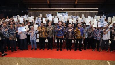 Pemerintah Serahkan 1.120 Sertipikat Tanah untuk Transmigran di Sukabumi, Wamen Ossy: Ini Pengakuan Negara