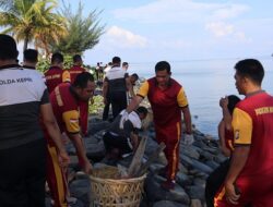 Karya Bakti Bersih-bersih Pantai, Ratusan Anggota Polisi Ikuti Gotong Royong di Tugu Sirih Tanjungpinang