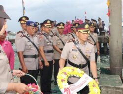 Sambut HUT Bhayangkara Ke-79, Polresta Tanjungpinang Gelar Upacara Tabur Bunga di Makam Pahlawan dan di Laut
