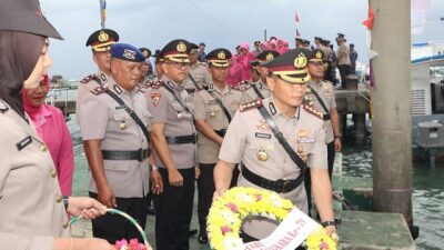 Sambut HUT Bhayangkara Ke-79, Polresta Tanjungpinang Gelar Upacara Tabur Bunga di Makam Pahlawan dan di Laut