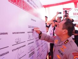 Kapolda Riau Bersama Wali Kota dan Warga Kampung Dalam Deklarasikan Perang Melawan Narkoba