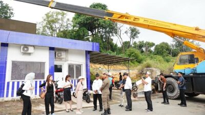 980 Reklame Liar di Batam Kota Berhasil Dibongkar, Li Claudia Didampingi Jefridin Pantau Penertiban Reklame Di Kecamatan Lubuk Baja