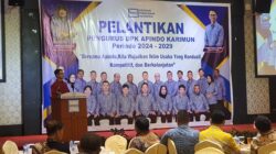 Bupati Iskandarsyah Ditegur Gegara Asyik Main HP saat Pelantikan APINDO Karimun