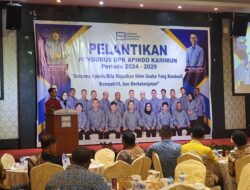 Bupati Iskandarsyah Ditegur Gegara Asyik Main HP saat Pelantikan APINDO Karimun
