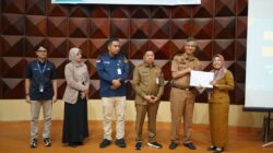 Pj Sekda Riau Serahkan SK Pensiun kepada 83 PNS, Berharap Tetap Produktif di Masa Purna Tugas