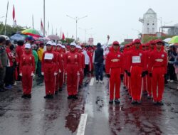 Diguyur Hujan Deras, Ribuan Siswa SD – SMP Semangat Ikut Lomba Gerak Jalan Dispora Karimun