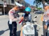 Satlantas Polres Karimun Bagikan Bendera Merah Putih ke Pengendara