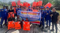 Satpolairud Polres Karimun Bagikan Life Jacket Kepada Nelayan