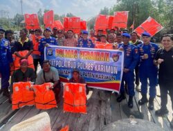 Satpolairud Polres Karimun Bagikan Life Jacket Kepada Nelayan