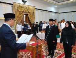 Bupati Iskandarsyah Lantik Dirut dan Direktur Kepatuhan Perumda BPR Tuah Karimun