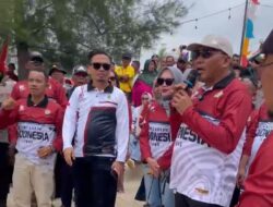 Wabup Rocky Buka Lomba Sampan Layar di Pantai Tanjung Ambat