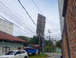 Papan Reklame di Jalan A Yani Karimun Ancam Keselamatan Warga