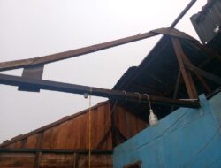 Atap Rumah Warga di Kabupaten Karimun Berterbangan