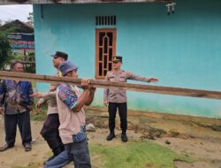 Polsek Meral Distribusikan Barang Bangunan untuk Warga Menderita Penyakit Menahun