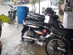 Hujan Lebat di Dabo Singkep Mengakibatkan Sejumlah Pertokoan Kebanjiran
