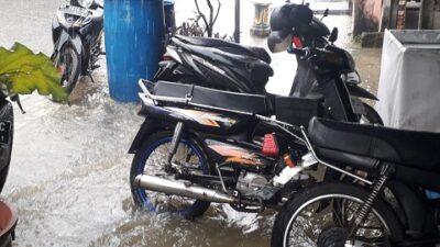 Hujan Lebat di Dabo Singkep Mengakibatkan Sejumlah Pertokoan Kebanjiran