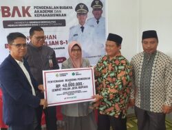 Serahkan Beasiswa Mahasiswa STIT Mumtaz Karimun, Bupati Iskandarsyah: Tahun 2026 Ada 1.000 Beasiswa
