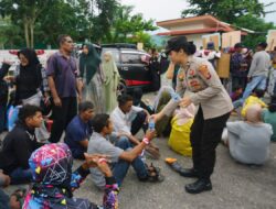 Aksi Humanis Polwan Polres Karimun saat Amankan Unjuk Rasa di Kantor Pengadilan Negeri