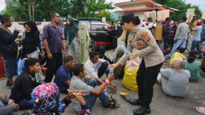 Aksi Humanis Polwan Polres Karimun saat Amankan Unjuk Rasa di Kantor Pengadilan Negeri