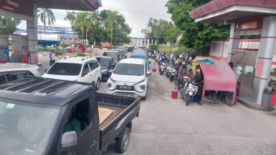Antrean Panjang Kendaraan Masih Terjadi di SPBU Karimun