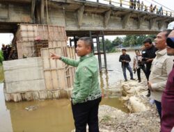 Abdul Wahid Tinjau Jembatan Sungai Rokan, Targetkan Fungsional dalam Waktu Dekat