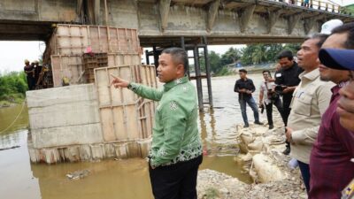 Abdul Wahid Tinjau Jembatan Sungai Rokan, Targetkan Fungsional dalam Waktu Dekat