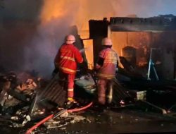 Dini Hari Tiga Ruko dan Satu Rumah Ludes Terbakar di Pekanbaru