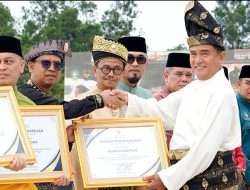 Bupati Karimun Iskandarsyah Terima Penghargaan dari Menko Yusril di Peringatan HSP Ke-97