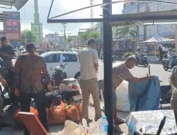 Pedagang yang Berjualan di Bahu Jalan Ditertibkan Satpol PP Karimun