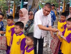 Iskandarsyah dan Rocky Serahkan Seragam Gratis Untuk Siswa SD se-Kabupaten Karimun