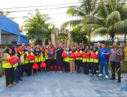 Rutan Karimun Bagikan Paket Sembako ke Petugas Kebersihan dan Warga Kurang Mampu