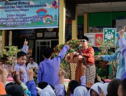 Beri Seragam Sekolah Gratis, Bupati Iskandarsyah Minta Siswa Jaga dan Gunakan Dengan Rasa Bangga