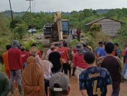 Perbaiki Jembatan yang Rusak, Warga Desa Tinjul gelar Gotong Royong