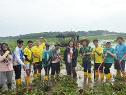 Jaga Kualitas Air, BP Batam bersama Masyarakat Gotong Royong Bersihkan Waduk