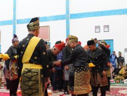 Pengukuhan Laskar Hulubalang LAM Pelalawan: Gubernur Riau Abdul Wahid Titip Pesan Jaga Marwah, Harmoni, dan Alam Negeri