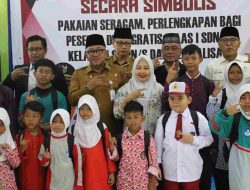 Dukung Pendidikan Dasar, Lis Serahkan Ribuan Bantuan Seragam Gratis, Permudah Akses Siswa SD dan SMP