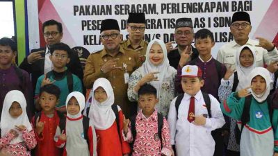 Dukung Pendidikan Dasar, Lis Serahkan Ribuan Bantuan Seragam Gratis, Permudah Akses Siswa SD dan SMP