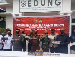 Kejari Karimun Musnahkan Barang Bukti Kejahatan, Ada Rokok Hingga Narkotika