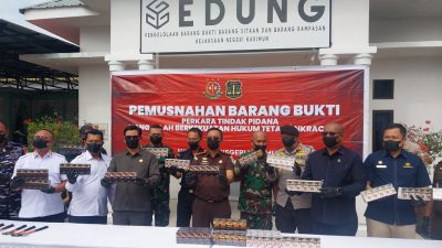 Kejari Karimun Musnahkan Barang Bukti Kejahatan, Ada Rokok Hingga Narkotika