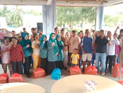 Bupati Karimun Iskandarsyah Serahkan Bantuan Kepada Korban Banjir Rob