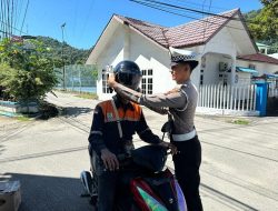 Dari Kaget ke Senyum Bahagia: Warga Anambas Dapat Helm Gratis di Jalan Tarempa