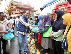 Kendalikan Inflasi Nataru, Amsakar-Li Claudia Salurkan 52.500 Paket Sembako Bersubsidi di Batam
