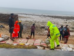 Gotong Royong di Jemaja: Bhabinkamtibmas dan Warga Perbaiki Jalan Pasir Panjang