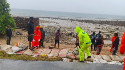 Gotong Royong di Jemaja: Bhabinkamtibmas dan Warga Perbaiki Jalan Pasir Panjang