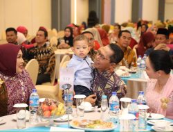 Penghormatan Tanpa Batas: Wali Kota Amsakar Beri Bunga, Li Claudia Bernyanyi di Peringatan Hari Ibu Batam