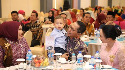 Penghormatan Tanpa Batas: Wali Kota Amsakar Beri Bunga, Li Claudia Bernyanyi di Peringatan Hari Ibu Batam