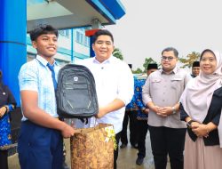 Bupati Roby Bagikan 6.434 Seragam Gratis, Orang Tua Siswa di Bintan Bernapas Lega