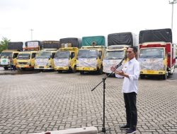 Wujud Solidaritas, Amsakar Achmad Lepas 7 Truk Sembako IKSB Batam ke Sumatera Barat